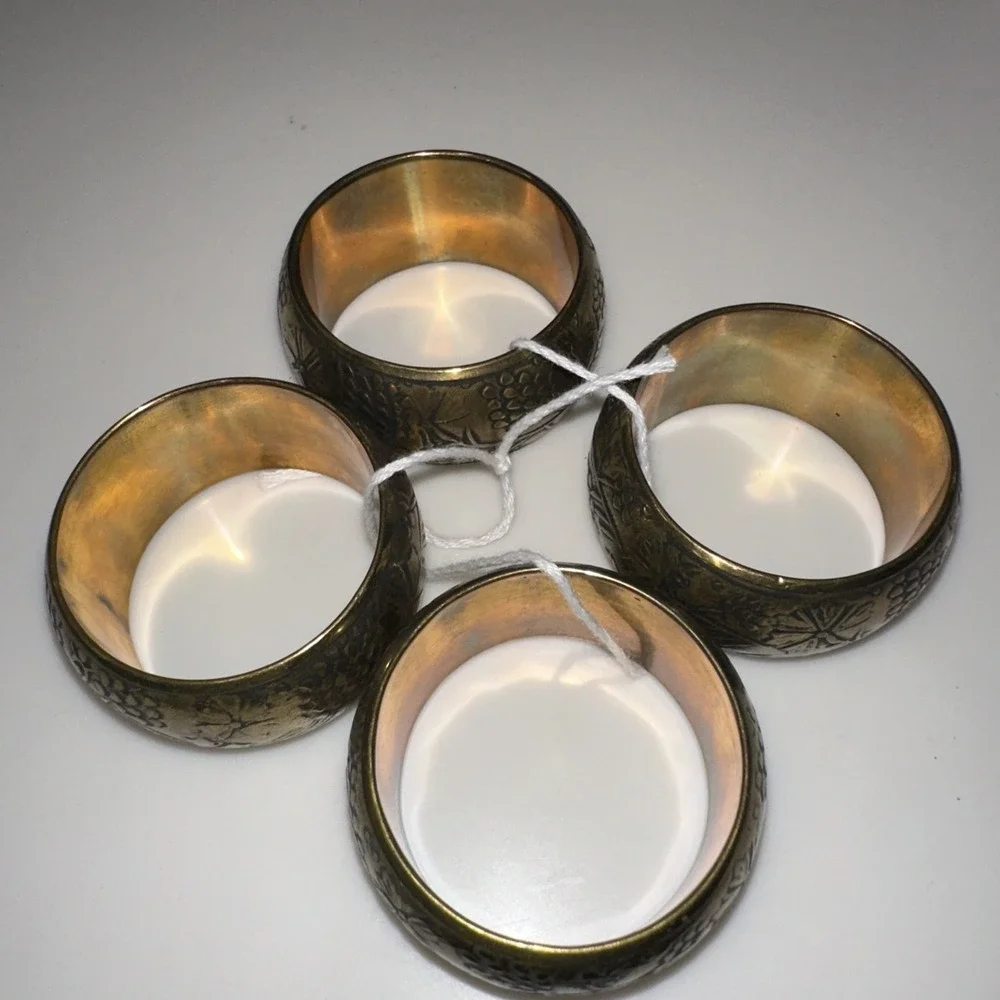 SET OF 4 Vintage/look Brass Embossed Napkin Rings pretty Floral India‎
